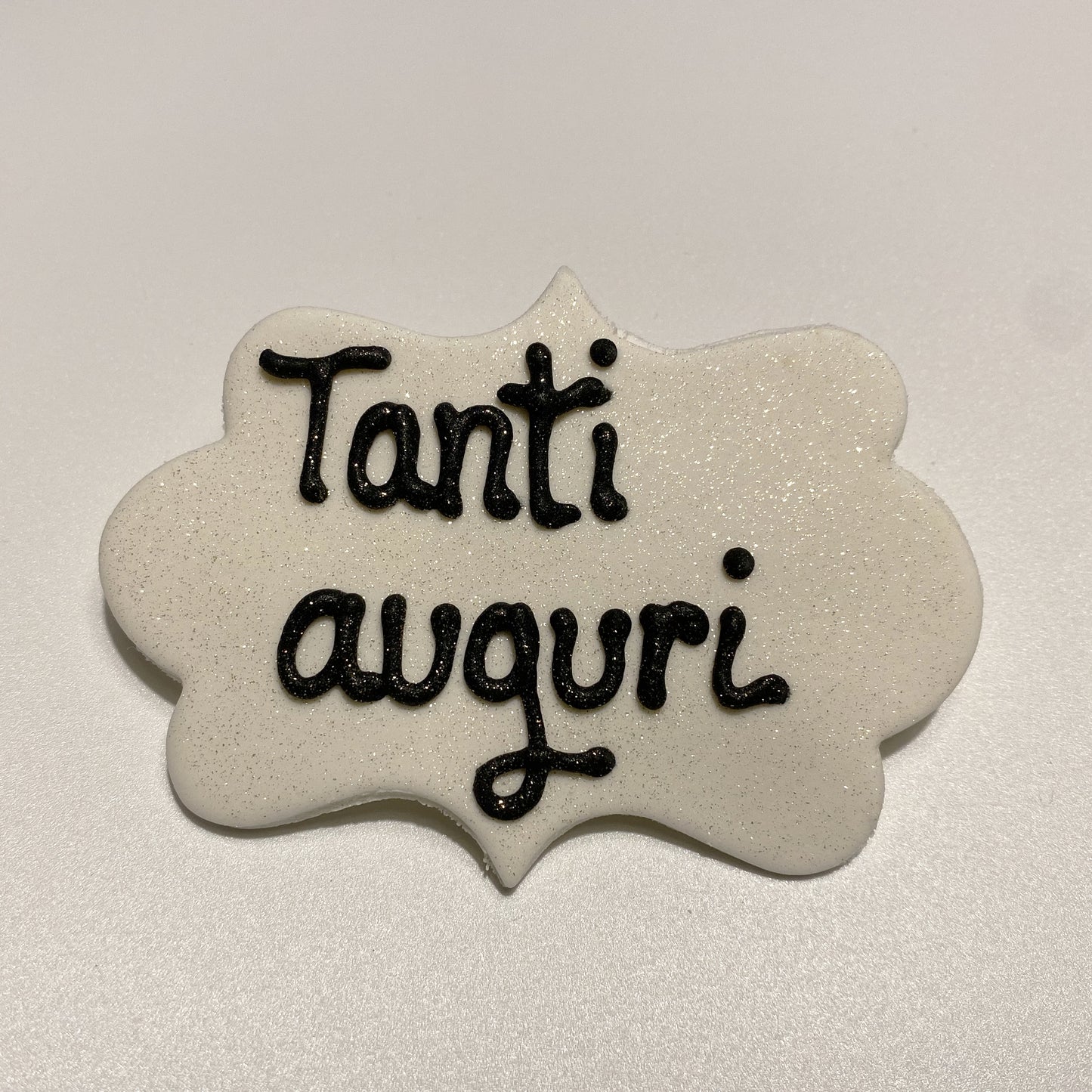 Placchetta in zucchero decorata a mano